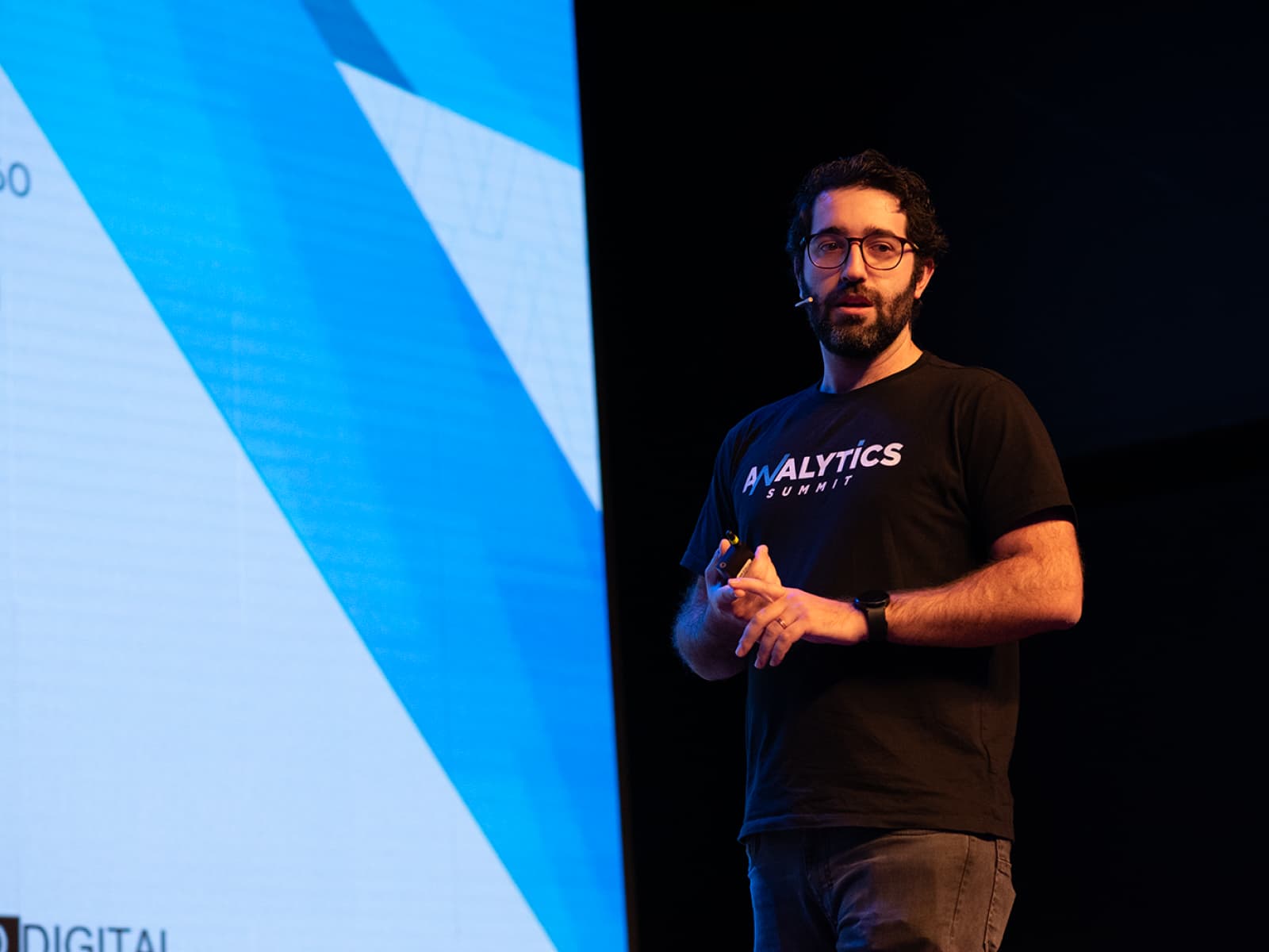 Caio Tramontina palestrando no Analytics Summit.