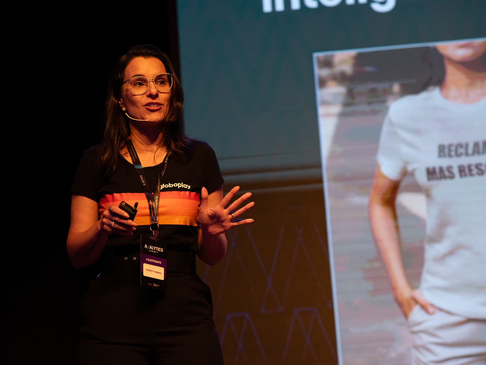 Roberta Ribeiro palestrando no Analytics Summit.
