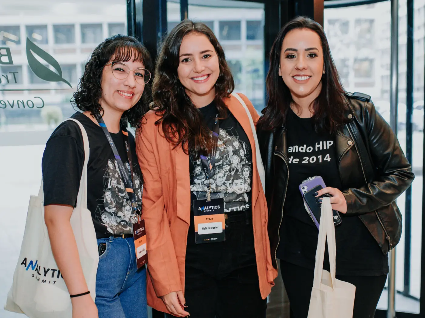 Grupo de participantes reunido na entrada do evento